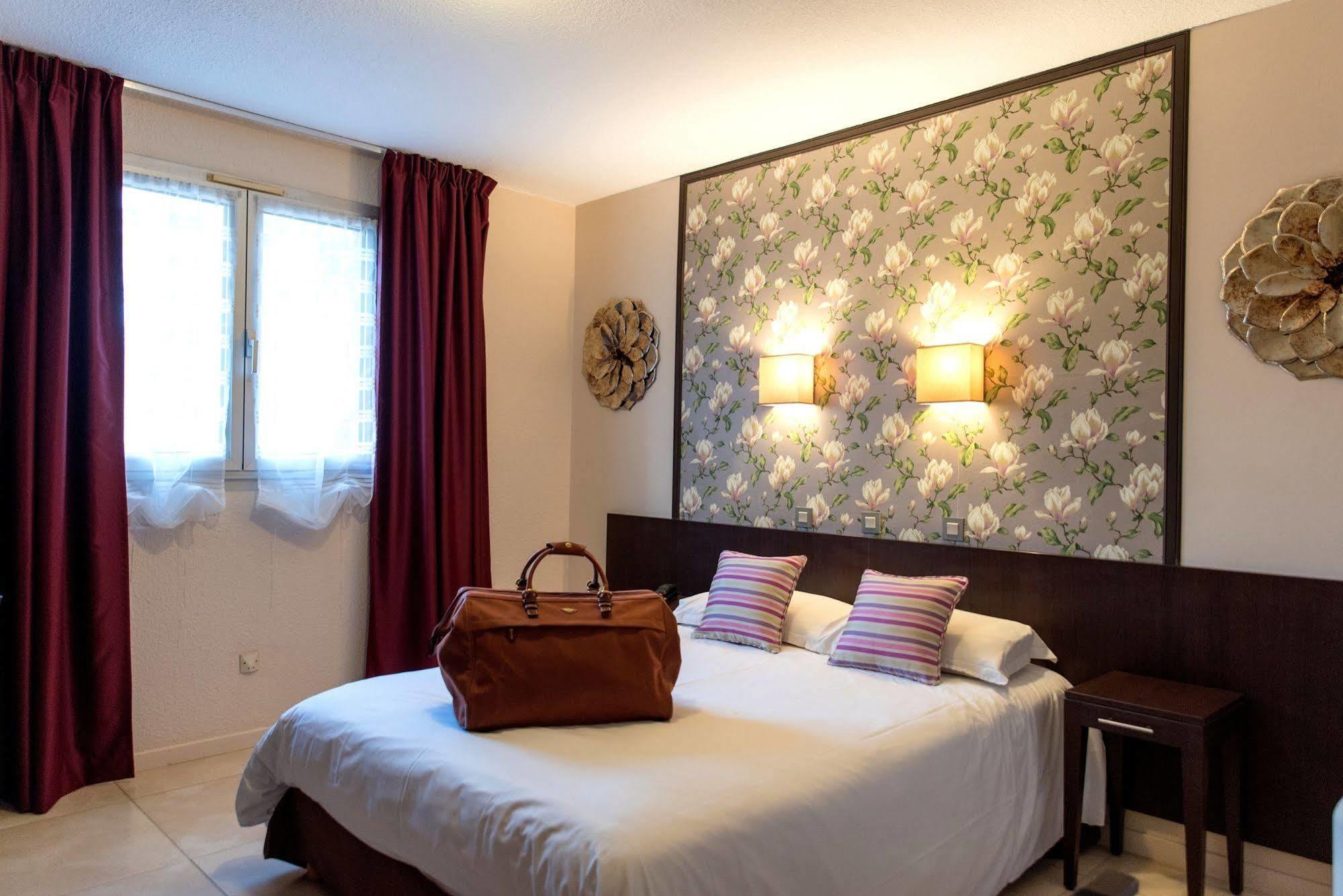 Logis Hostellerie De L'Abbaye เลอ โตโรเนต์ ภายนอก รูปภาพ