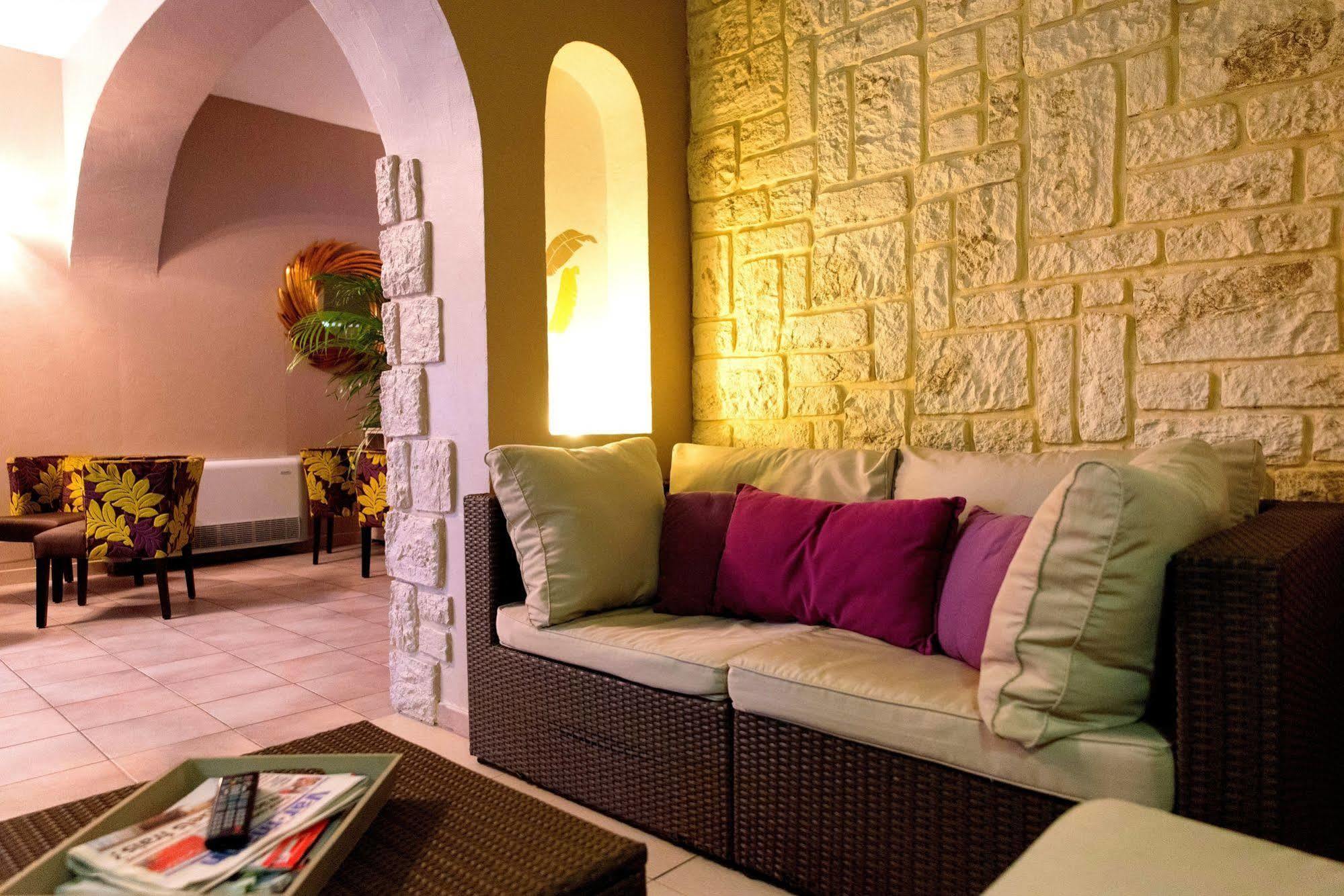 Logis Hostellerie De L'Abbaye เลอ โตโรเนต์ ภายนอก รูปภาพ