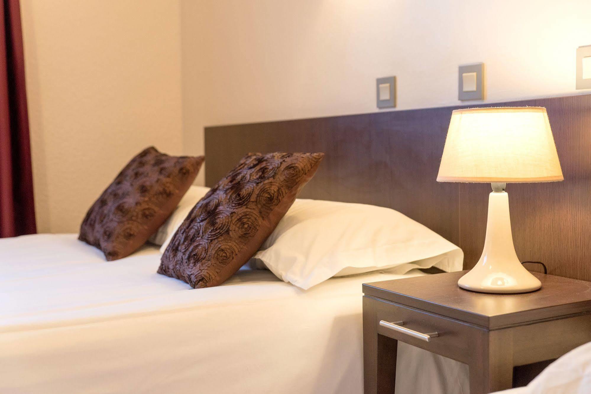 Logis Hostellerie De L'Abbaye เลอ โตโรเนต์ ภายนอก รูปภาพ