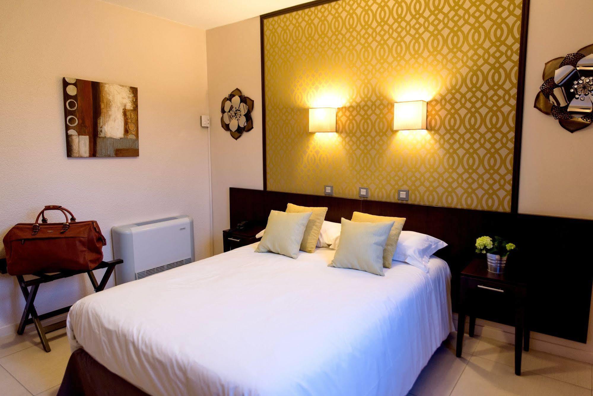 Logis Hostellerie De L'Abbaye เลอ โตโรเนต์ ภายนอก รูปภาพ