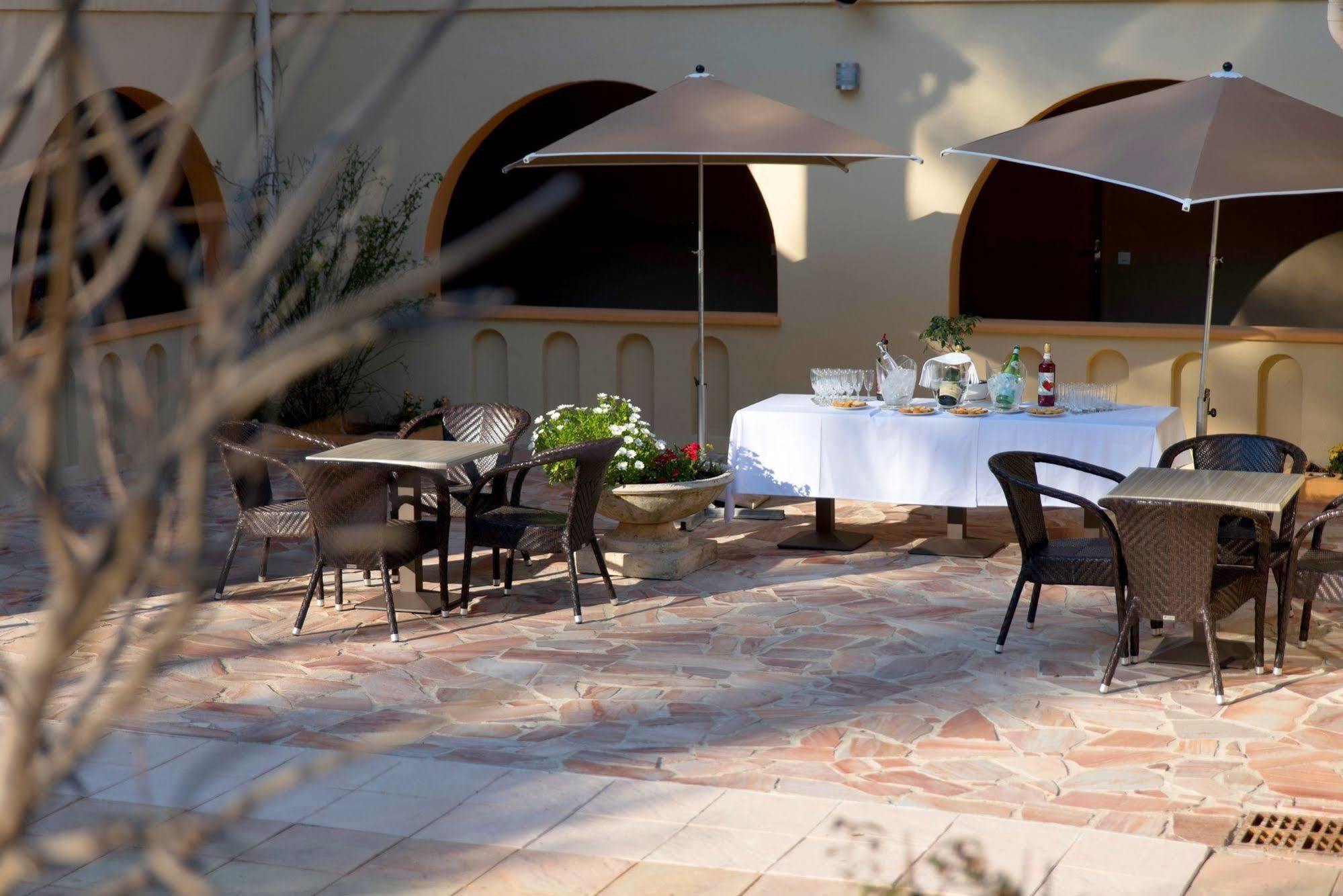 Logis Hostellerie De L'Abbaye เลอ โตโรเนต์ ภายนอก รูปภาพ